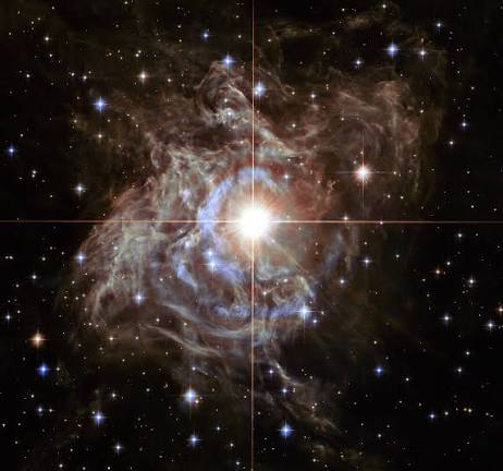 哈勃太空望远镜拍摄的造父变星 RS Puppis，明亮的星体被层层反射星云包裹