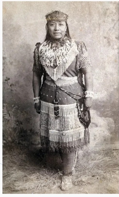 萨拉·温尼穆卡（Sarah Winnemucca）身着部落服饰的留影