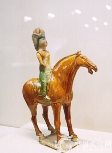 彩绘陶戴帷帽骑马女俑(唐·陕西历史博物馆藏)